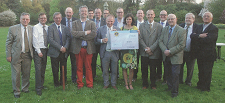 Foto met leden van Lionsclub Asse, in de tuin van Kasteel Waalborre te Asse